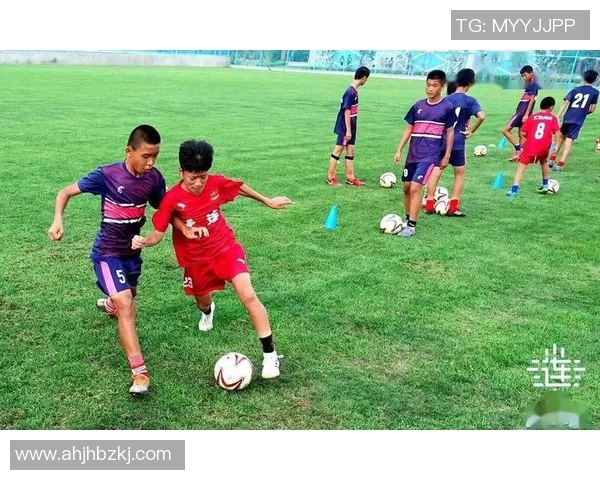 足球巨星的训练与生活全记录揭秘如何平衡赛场与私人世界